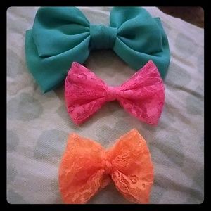 One Large and 2 small bows